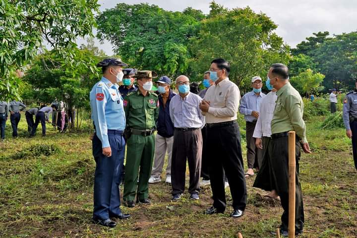 မကွေးတိုင်းဒေသကြီး ဝန်ကြီးချုပ် ဦးတင့်လွင် ဌာနဆိုင်ရာများနှင့်ရပ်ကွက်နေပြည်သူများ  စုပေါင်း၍ မကွေးမြို့ အမှတ်(၄) အခြေခံပညာကျောင်းဝန်းအတွင်း သန့်ရှင်းသာယာလှပရေး စုပေါင်းသန့်ရှင်းရေးပြုလုပ်နေမှုအား ကြည့်ရှုအားပေး