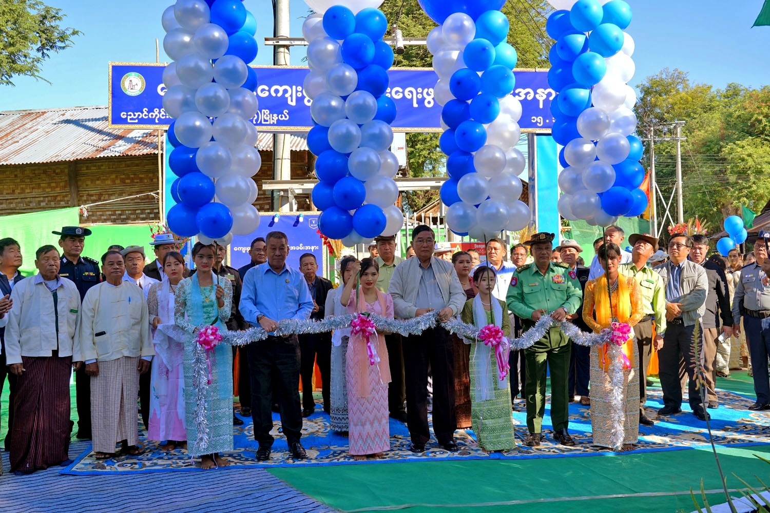 မကွေးတိုင်းဒေသကြီးဝန်ကြီးချုပ် ဦးတင့်လွင် မင်းဘူး(စကု)မြို့နယ် ညောင်ကိုင်းကျေးရွာနှင့် သနပ်ပင်စုကျေးရွာတို့တွင် ကျင်းပသည့် မီးလင်းရေးဖွင့်ပွဲ အခမ်းအနားများသို့ တက်ရောက်